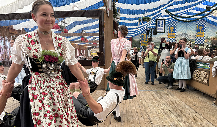 Tanz auch in den Festzelten beim Tag des Brauchtums am 04.05.2025 (©Foto: Martin Schmitz)